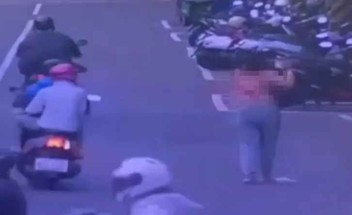 影/鳳山婦路中央穿bra跳舞！　還脫序問警：怎麼只剩內衣