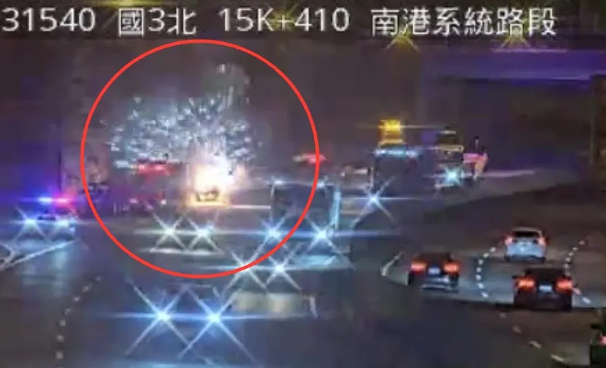 影/國道3號南港段火燒車　車輛陷火海爆炸火星四散