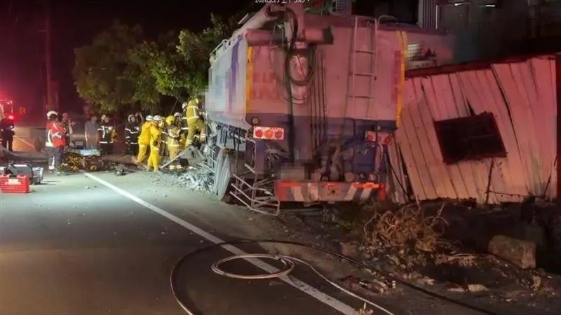 禍不單行！高雄飼料車衝撞電桿、民宅駕駛亡「291戶停電」