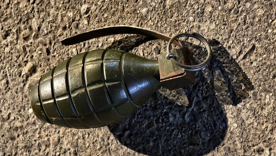 要開戰了？新店街頭驚見手榴彈　警方：塑膠模型啦