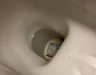 證件掉馬桶！熱心男「徒手撈起」尋人　網驚：他在雪山救過你？