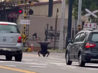 柵欄已放下！彰化阿伯平交道前「倒立看火車」　警要開罰