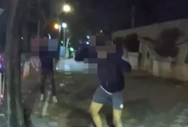 影/台中大里少年為藍牙耳機爆鬥毆！　警亮電擊槍壓制逮3人