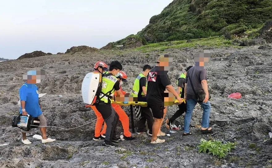 影/蘭嶼雙獅岩釣客落海緊急救起　無呼吸心跳送醫搶救