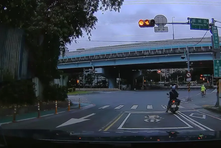 女兒突昏迷嘴發紫！ 父飆車搶命狂喊借過　200萬人看哭