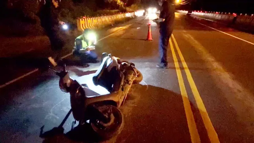 影/閃不掉！花蓮男騎士慘遇黑狗竄出撞上　「犬死」人命危