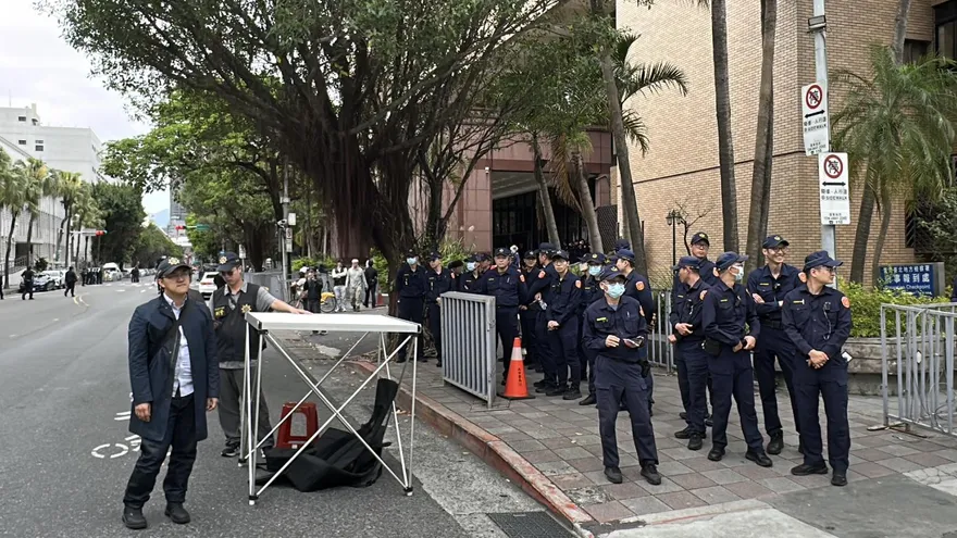 影/京華城案北院1430宣判　小草陸續到場百警力戒備