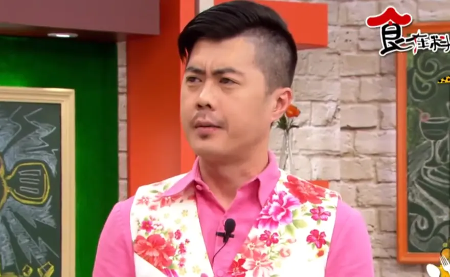 美食主持人「褲脫一半」如廁猝死　電視台發聲：遺憾與不捨