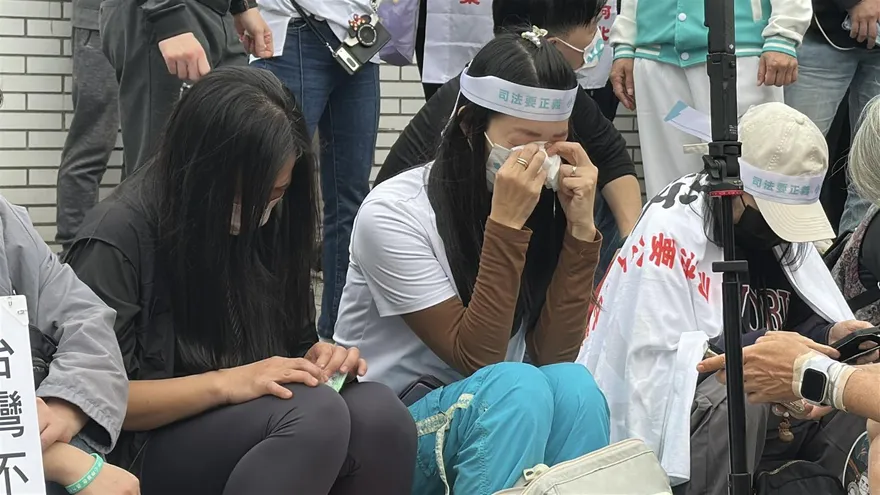 影/柯文哲一審判17年　場外小草崩潰痛哭