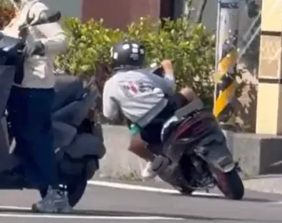 影/台中12歲少年騎無牌電動車大迴轉！　警：未當場攔查無法開罰