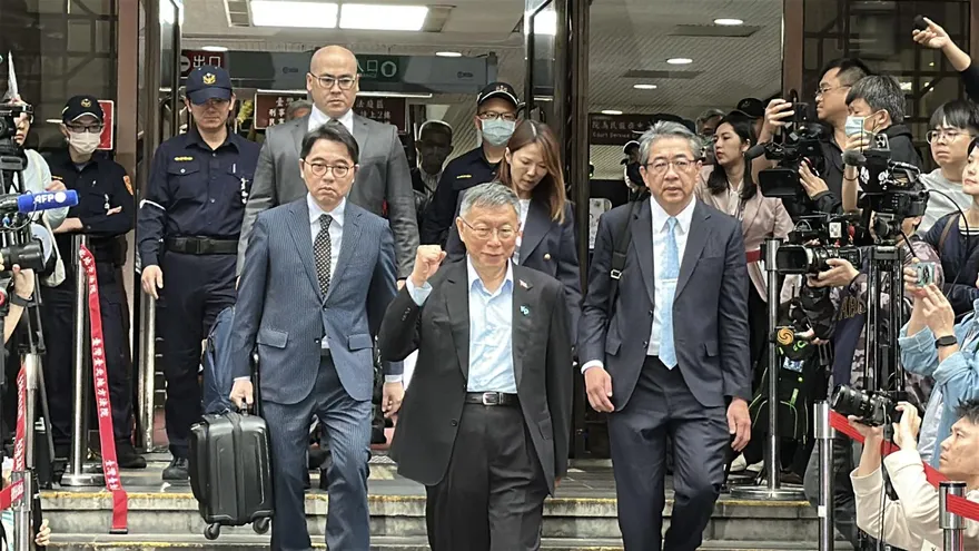 影/柯文哲判17年求降保失敗　走出北院「振臂微笑」