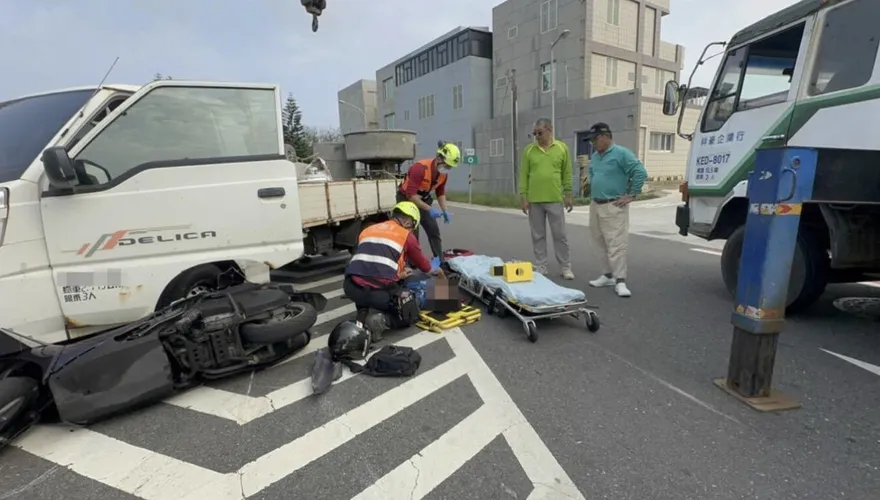 澎湖機車騎士慘摔夾困貨車底　吊車路過即刻救援