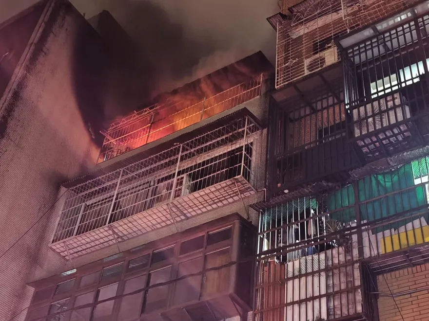 黑煙漫天！永吉路公寓深夜惡火　鄰居聽狗吠聲驚險逃命