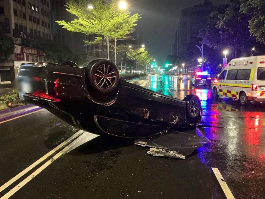 影/北市轎車猛撞工程車「慘翻路中」　駕駛一測竟酒駕