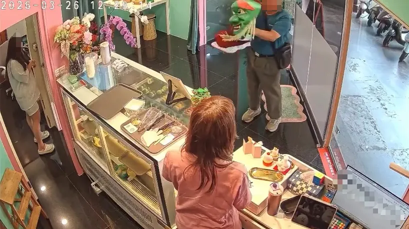 影/台中阿伯闖店「舞獅」討錢！業者給百元嘆：像被搶劫