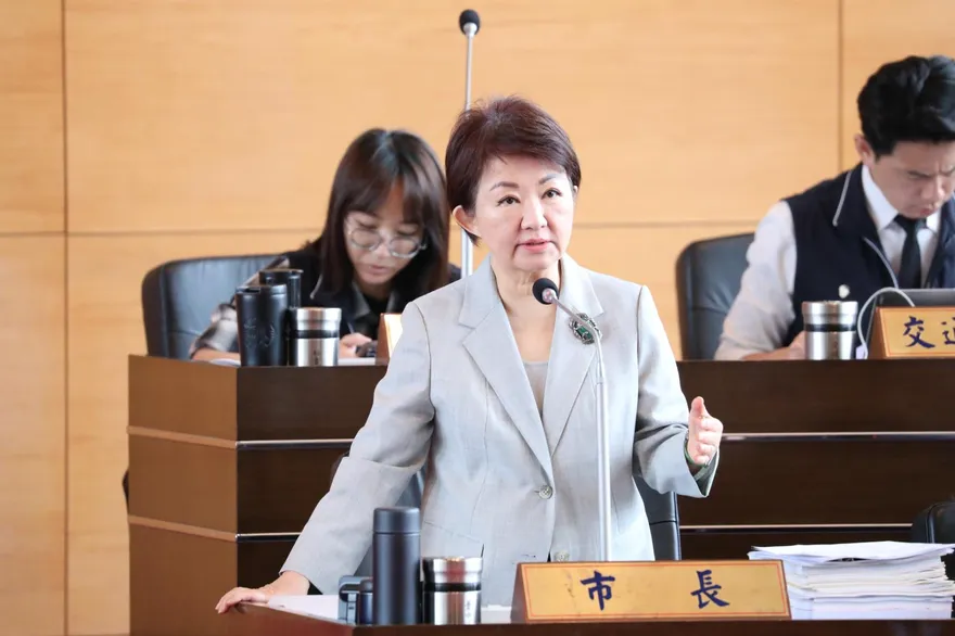 賴清德、盧秀燕「咬耳朵」！美國商會謝年飯「私語內容」曝光