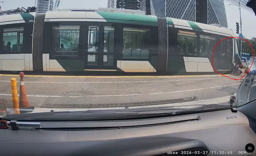 騎士誤闖高雄輕軌　「擦撞倒地」驚險瞬間曝光