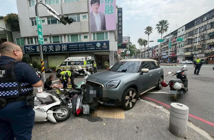 台中自小客轉彎暴衝待轉區　4機車噴飛釀5傷