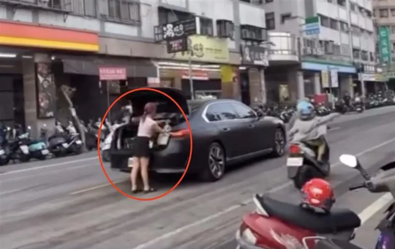 亮雙黃燈就無敵？台中女「買飲料」BMW囂張泊路中