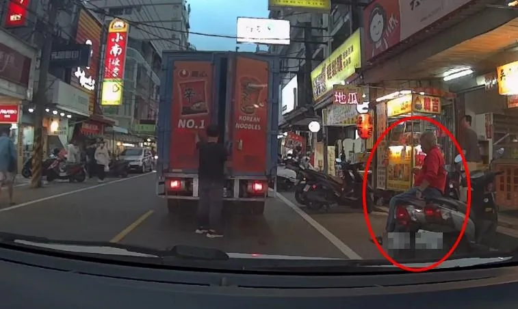 影/貨車忘關門上路！車門甩開撞機車險砸阿伯