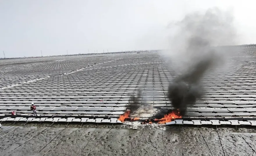 影/彰化鹿港海上太陽能板火警　濃煙火舌狂竄