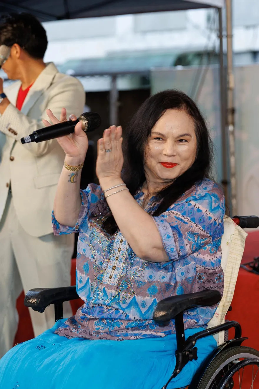 「月亮歌后」李珮菁昔手術失敗癱瘓　坐輪椅露面曝近況