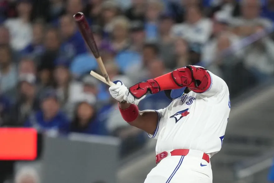 MLB/藍鳥開幕戰意外！小葛雷諾打斷球棒卡護網　比賽暫停