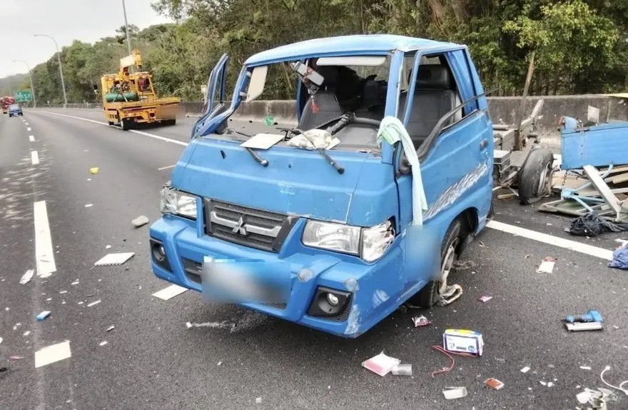 影/國道1號141K貨車爆胎自撞　貨斗解體2人重傷