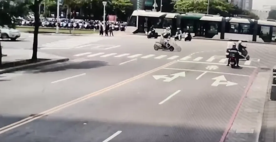 影/高雄女騎士闖紅燈撞輕軌肇逃　不只收罰單還恐吃官司