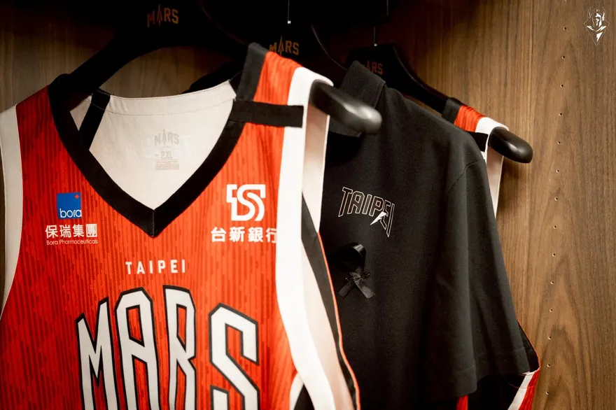 TPBL/戰神分析師楊致寬驟逝！全隊繫黑絲帶　球鞋貼「R」字悼念