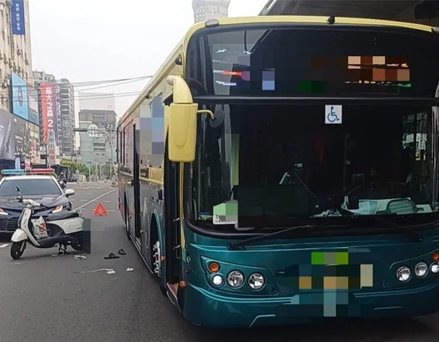 影/高雄民族陸橋公車下坡　72歲翁突鬼切左轉挨撞命危