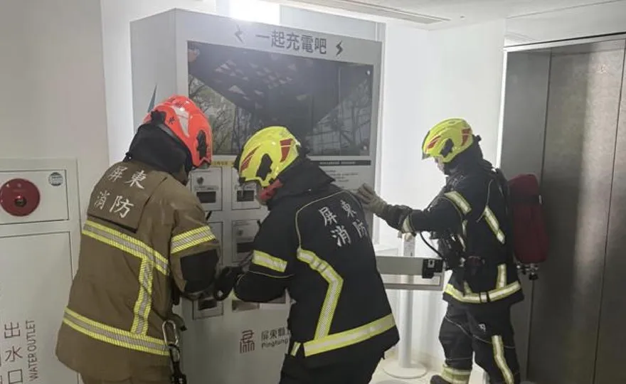 屏東總圖書館火警緊急疏散　公共行動電源狂冒煙