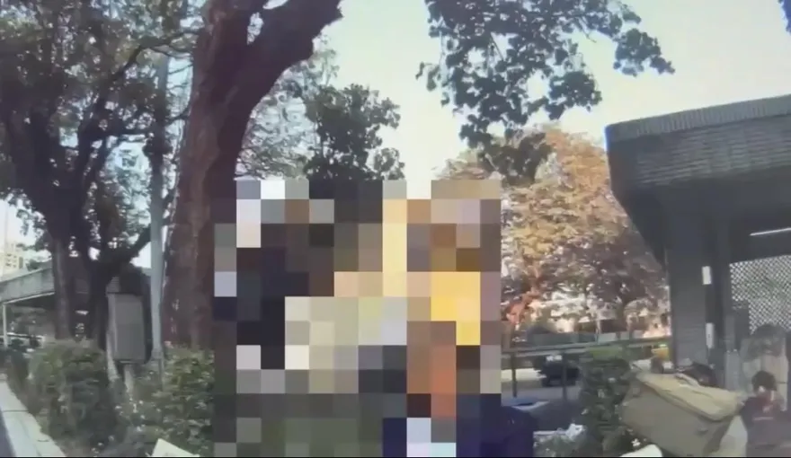 影/北車男子拉小黃車門挑釁運將　2人互噴提告警全送辦