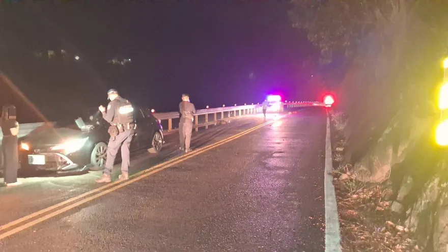 驚險！台中台8線凌晨落石掉車道　40歲女閃避不及撞上