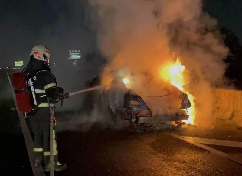 影/彰化戰備道發生「突發嚴重狀況」！賓士成火球駕駛急逃