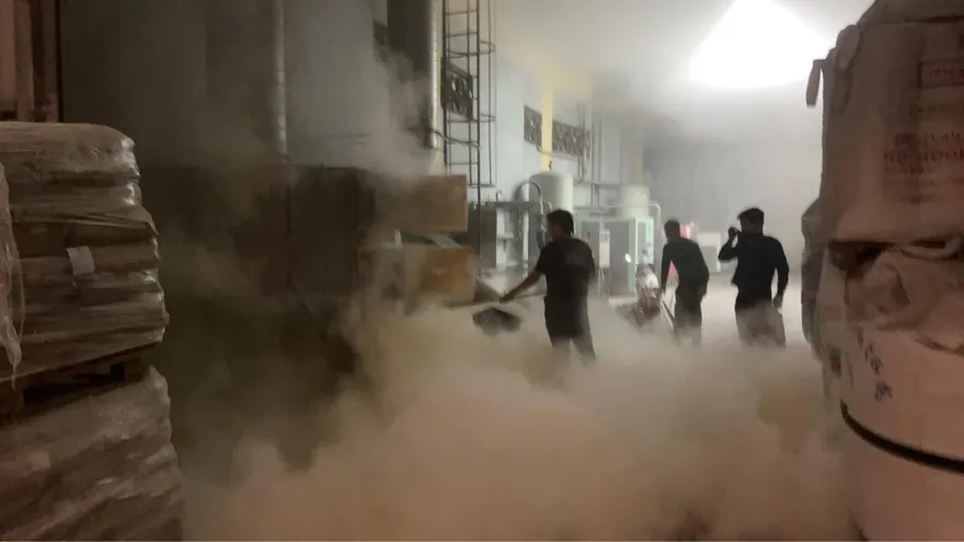 花壇食品容器廠深夜起火！場內一片霧茫茫　出動21人搶救