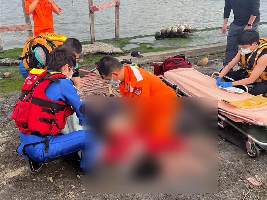 影/彰化王功大排女落水命危　海巡警消鬼門關搶命