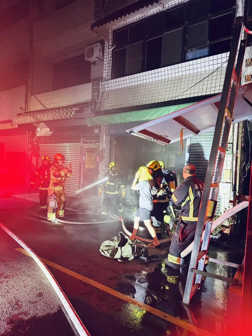 影/屏東昆明街深夜火警！警消迅速撲滅　一家四口獲救