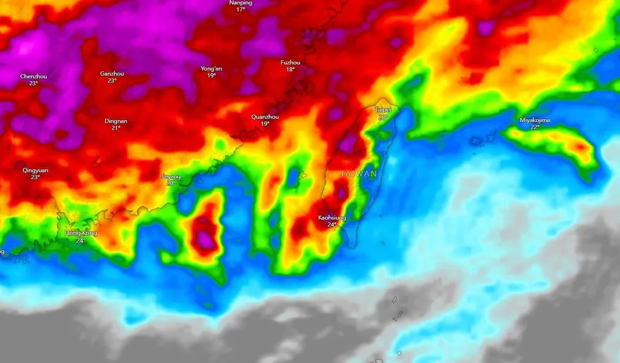 兩波鋒面接力！清明連假天氣出爐　降雨模擬圖下到發紫