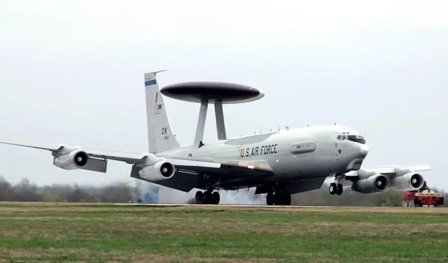 美軍「空中之眼」慘被伊朗炸毀！E-3偵察機「斷兩截」畫面曝光