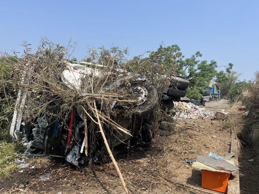 影/國1嘉義段貨櫃車「疑爆胎」衝破護欄墜邊坡　司機輕傷