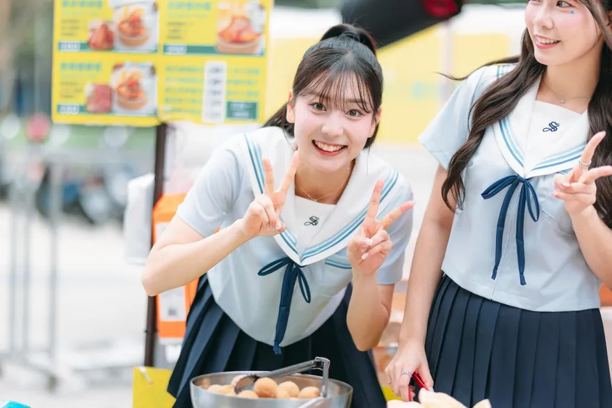 洋基女孩放電連發！ 睦那京學生服打飯「偷吃」　粉絲擠爆福利社