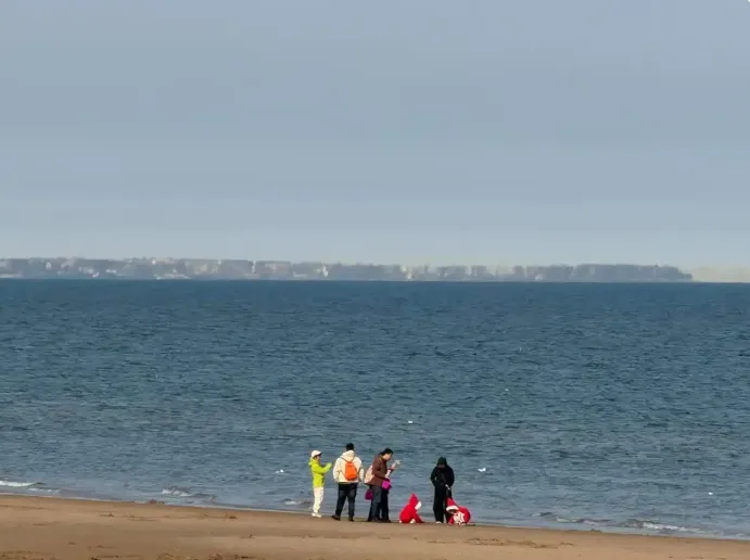 罕見！河北秦皇島現「帶狀海市蜃樓」　目擊者驚嘆：如積木火車