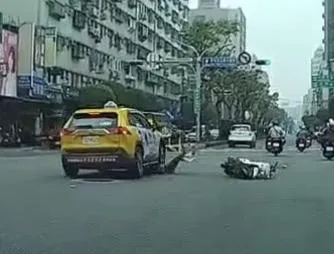 影/三重殘酷事故！計程車綠燈一亮撞騎士「連人帶車輾過」