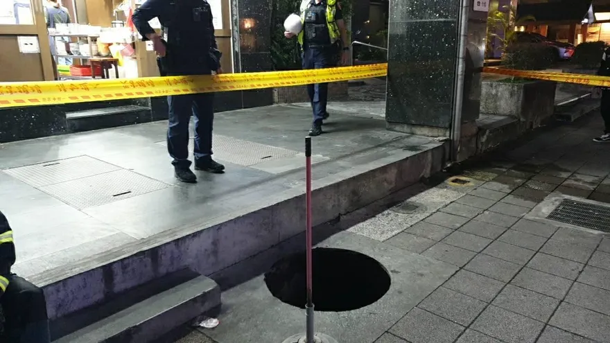 北市大巨蛋旁驚悚一幕！人孔蓋突脫落「母子踩空陷入受傷」