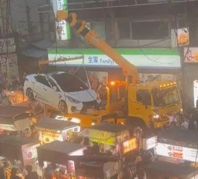影/療癒！寧夏夜市「車違停攤位」　警「夾娃娃」處理全場歡呼