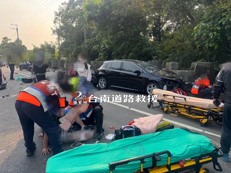 影/回天乏術！台南轎車逆撞機車群釀斷肢變形「2傷、1人慘死」