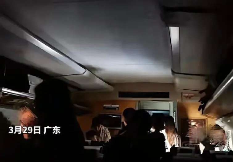 快悶死！陸暴雨高鐵「啪」突斷電　卡漆黑隧道3小時乘客崩潰