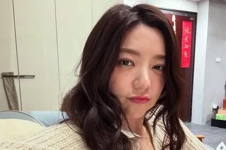 認愛外國男友一年！郭雪芙久違現身禾浩辰婚禮　「幸福臉蛋」掀話題