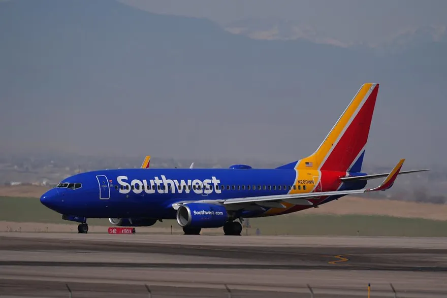 坐飛機加收「肥胖稅」！要求過重旅客額外買機位　美航空新政惹議